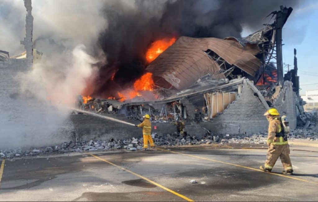 Impresionante incendio en parque industrial de Santa Catarina