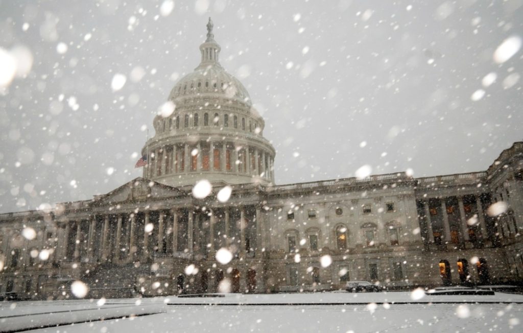 Washington cierra escuelas y oficinas por tormenta invernal